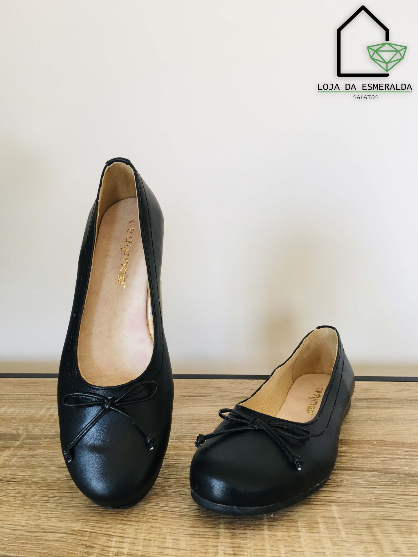 Sapatos ballerina pretos em couro com laço fino e interior bege