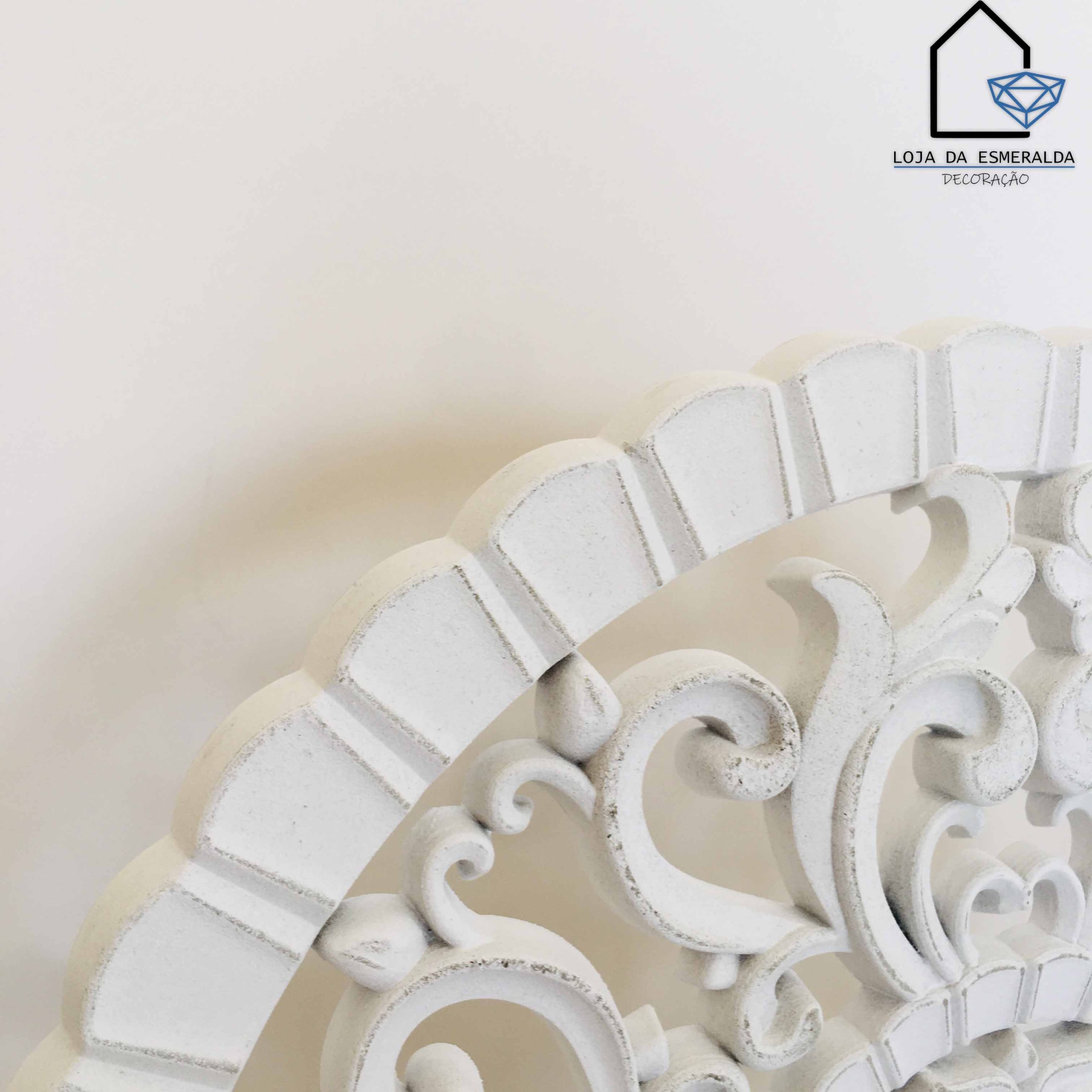 Peça decorativa branca com padrão arabesco em fundo branco e logotipo Loja da Esmeralda