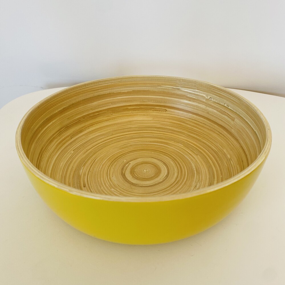 Tigela amarelo com interior em padrão de madeira sobre superfície branca