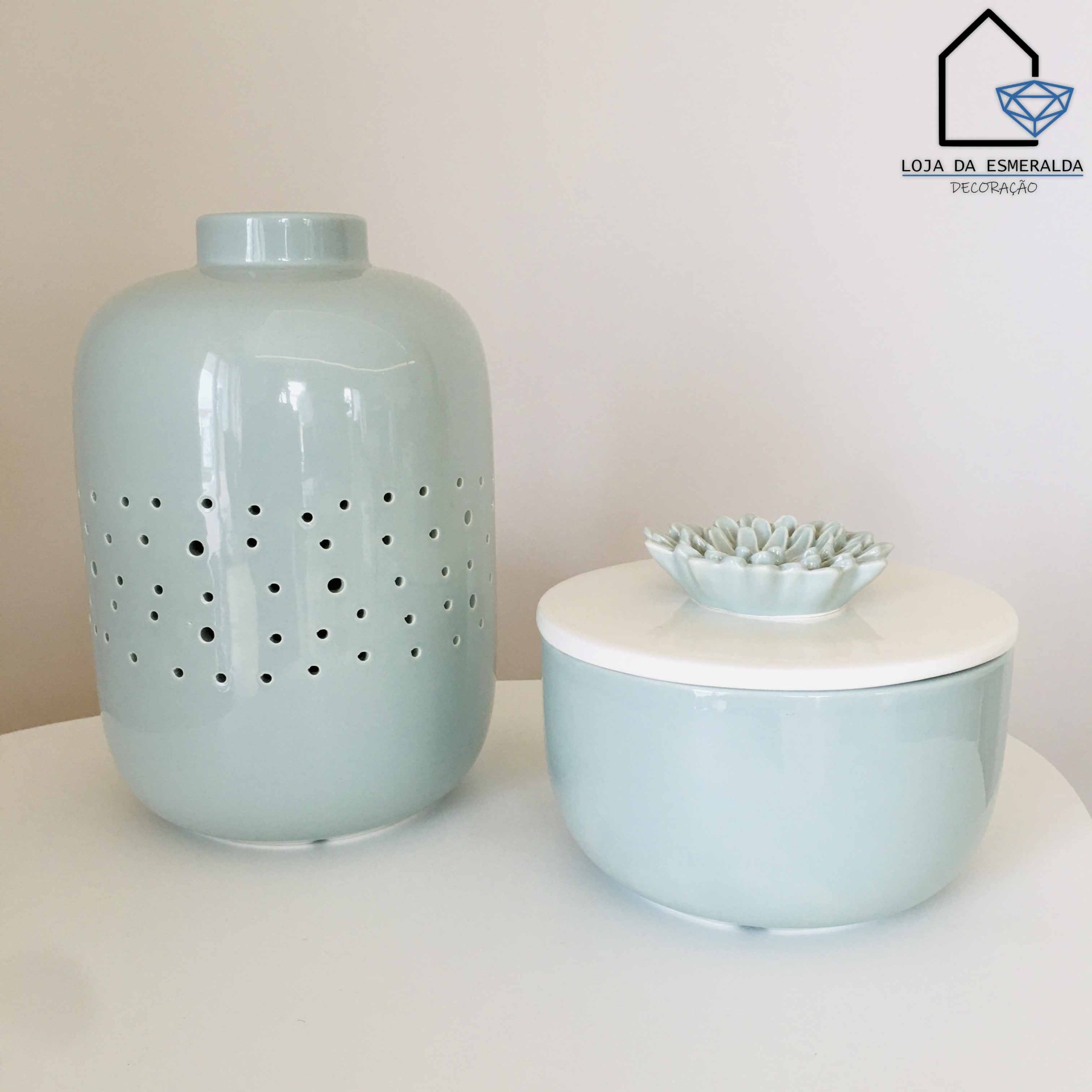 Vaso e recipiente de cerâmica azul claro com tampa branca e decoração de flor