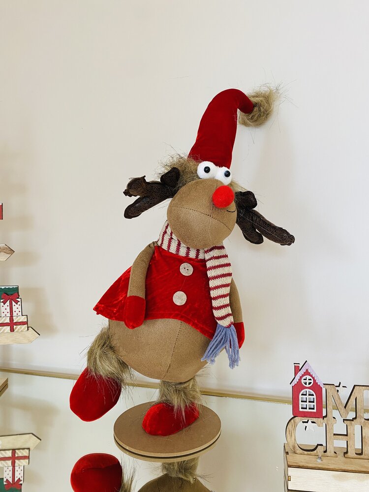 Boneco decorativo de rena natalícia em tecido com roupas vermelhas