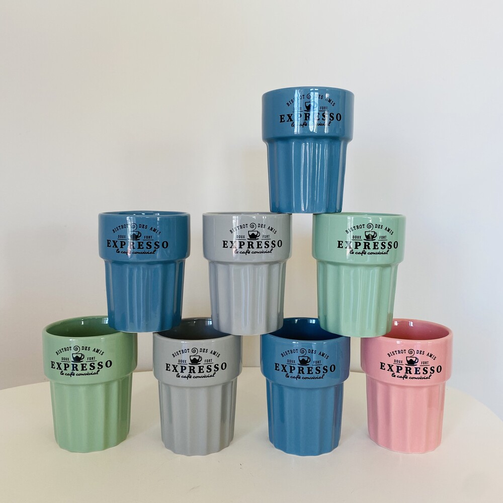 Conjunto de copos de cerâmica coloridos com texto EXPRESSO Café Gourmet