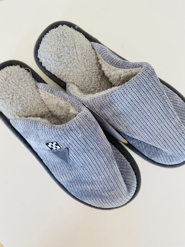 Pantufas cinzentas com interior felpudo creme e sola preta