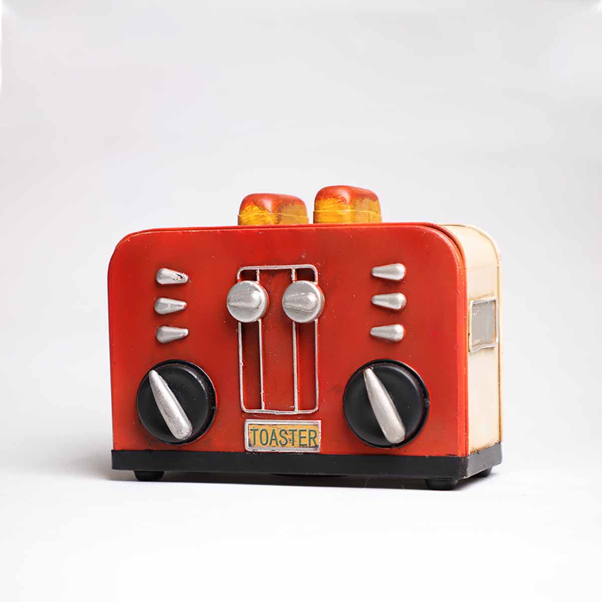 Tostador elétrico vermelho e bege com fatias de pão a tostar sobre fundo branco
