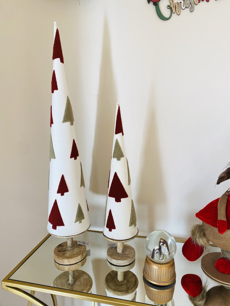 Dois cones decorativos de Natal em tecido branco com árvores verdes e vermelhas.
