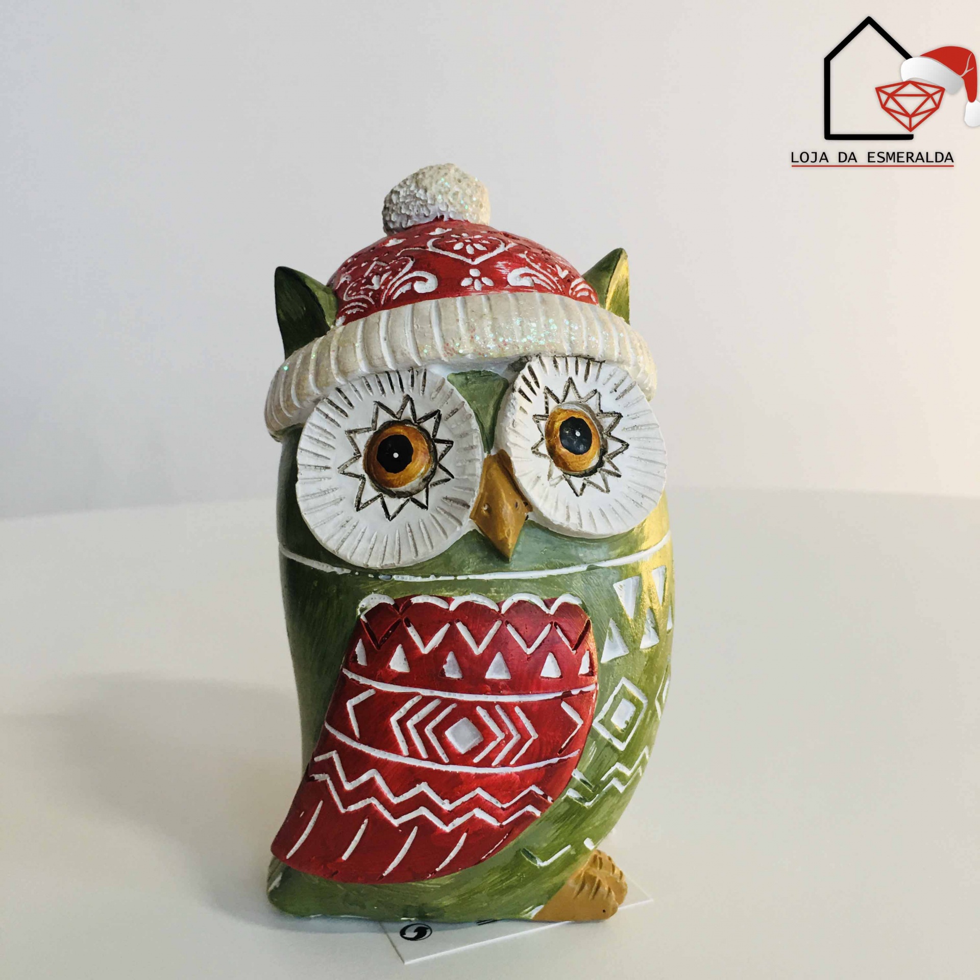 Estatueta decorativa de coruja verde com gorro vermelho e branco