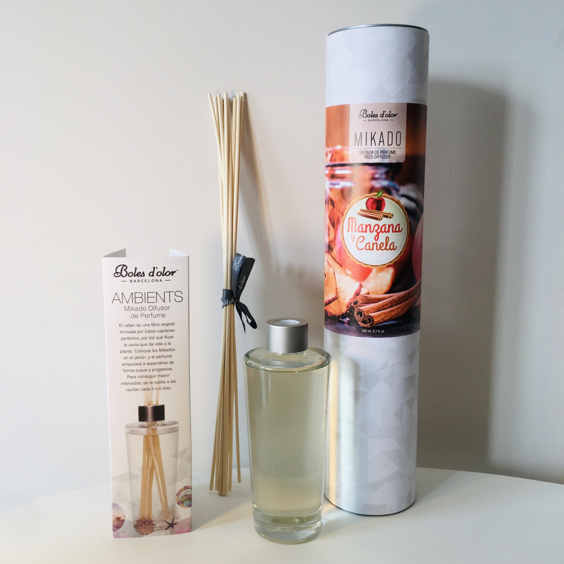 Difusor de aroma MIKADO Maçã e Canela com embalagem cilíndrica e frasco de vidro