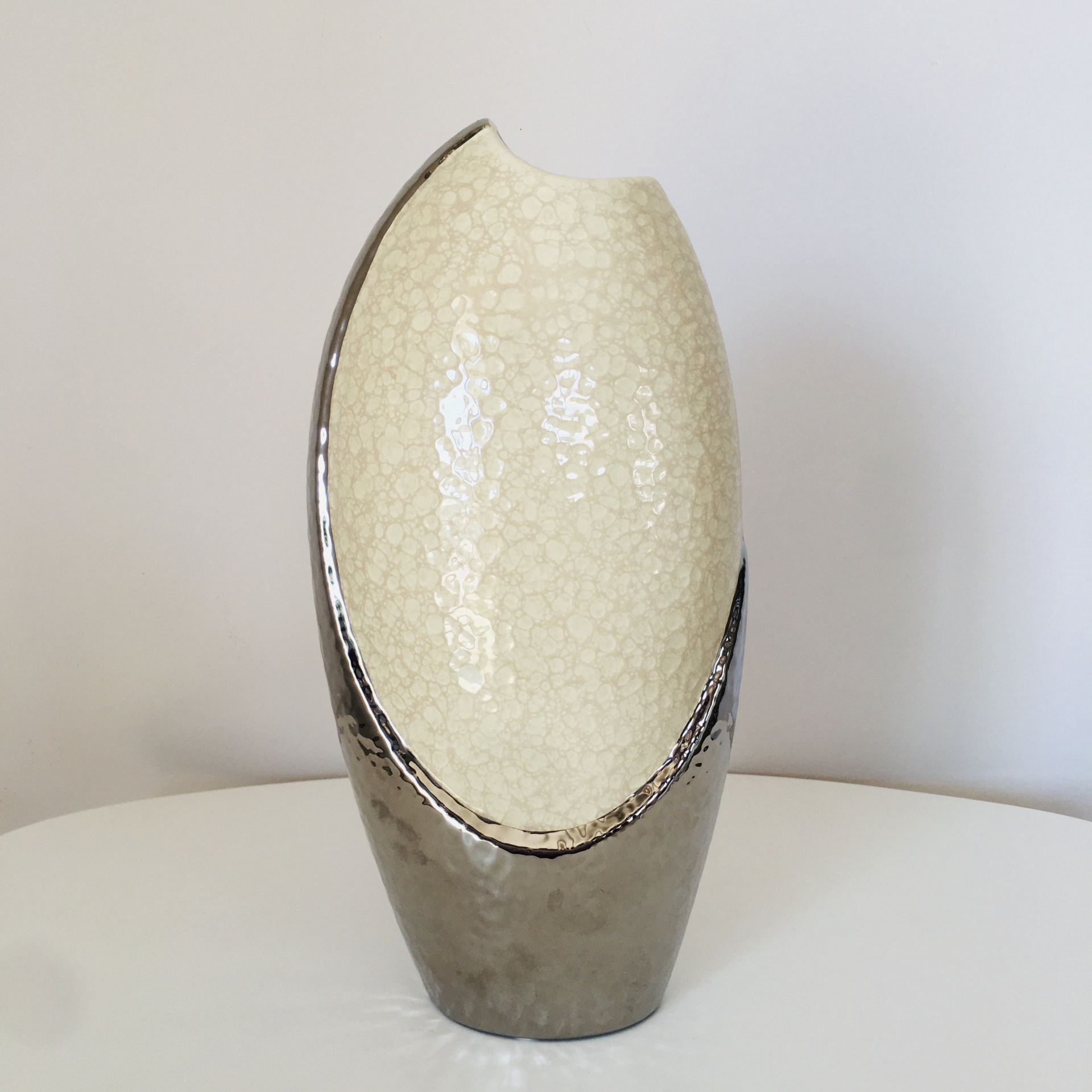 Jarro decorativo cerâmica creme e prateado oval com textura craquelada