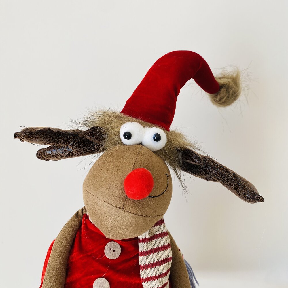 Boneco peluche rena com gorro vermelho e cachecol listrado