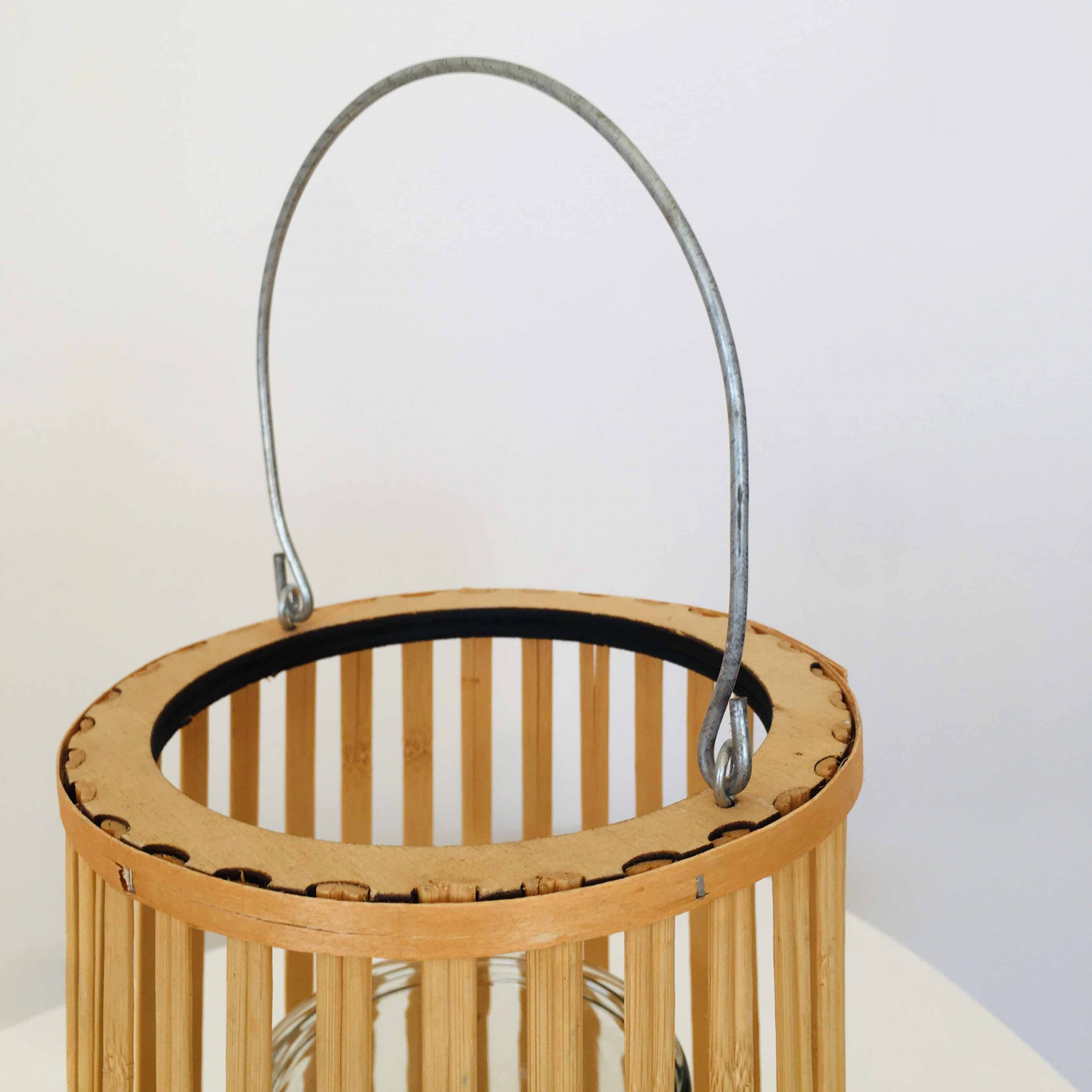 Lanterna decorativa redonda em madeira com alça de metal