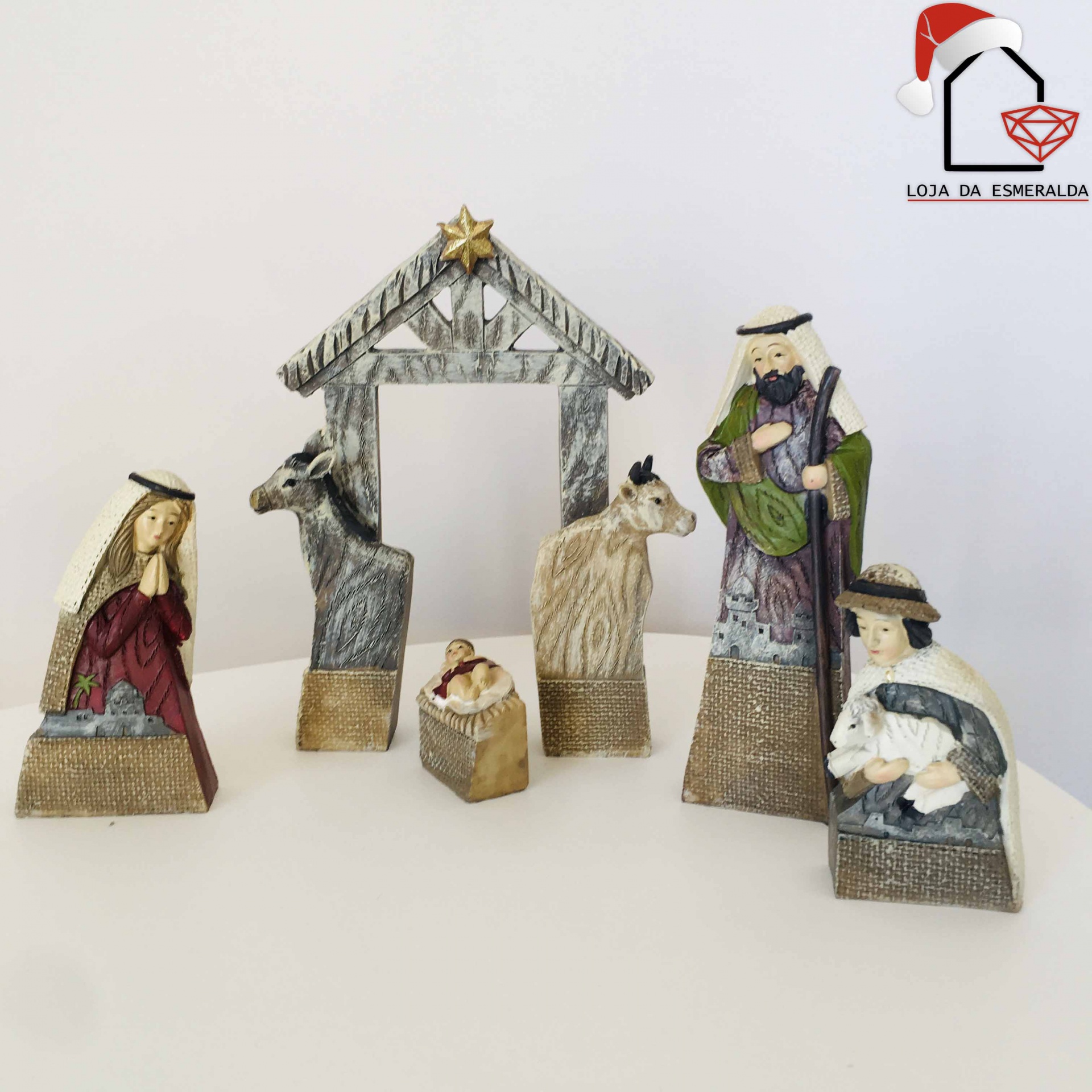Conjunto de figuras de presépio em madeira pintada e tecido com estábulo