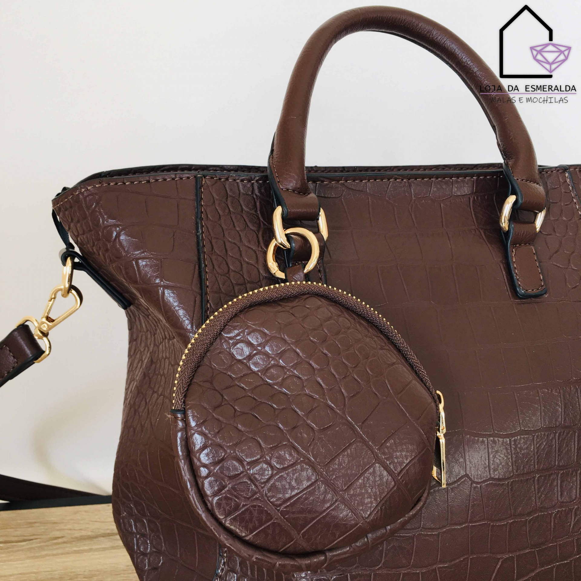 Mala castanha com padrão pele crocodilo e bolsinho redondo pendurado