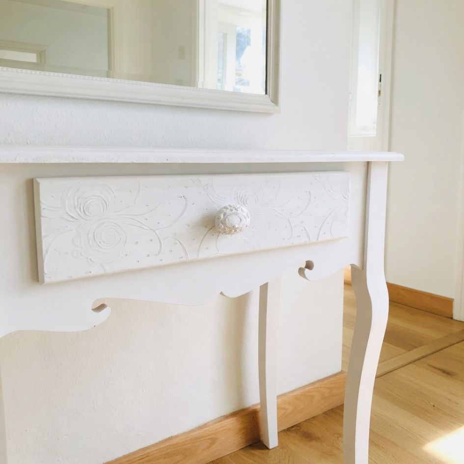 Mesa consola branca com gavetão decorado e puxador redondo em relevo