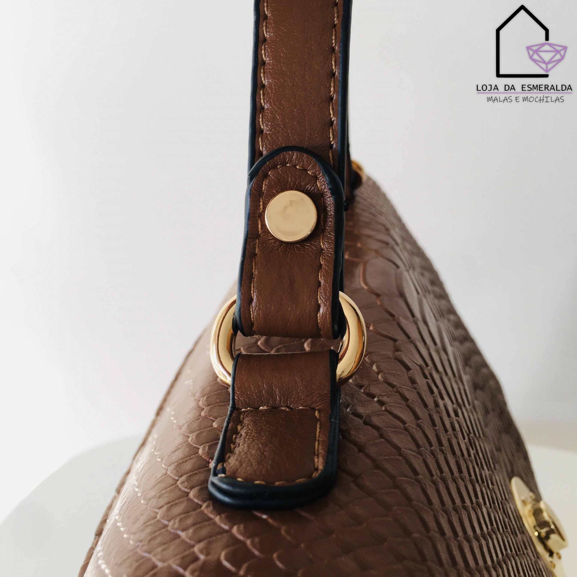 Bolsa castanha textura pele de réptil com alça de couro e acabamento dourado