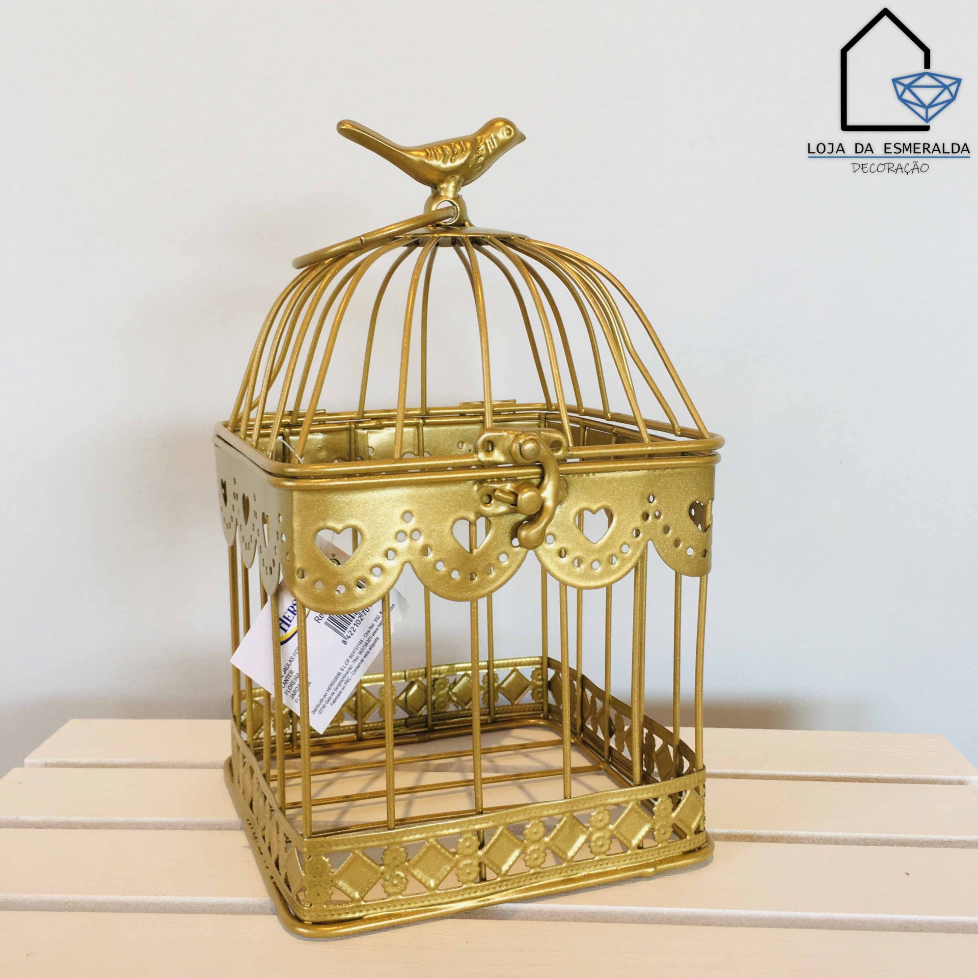 Gaiola decorativa dourada em metal com pá no topo