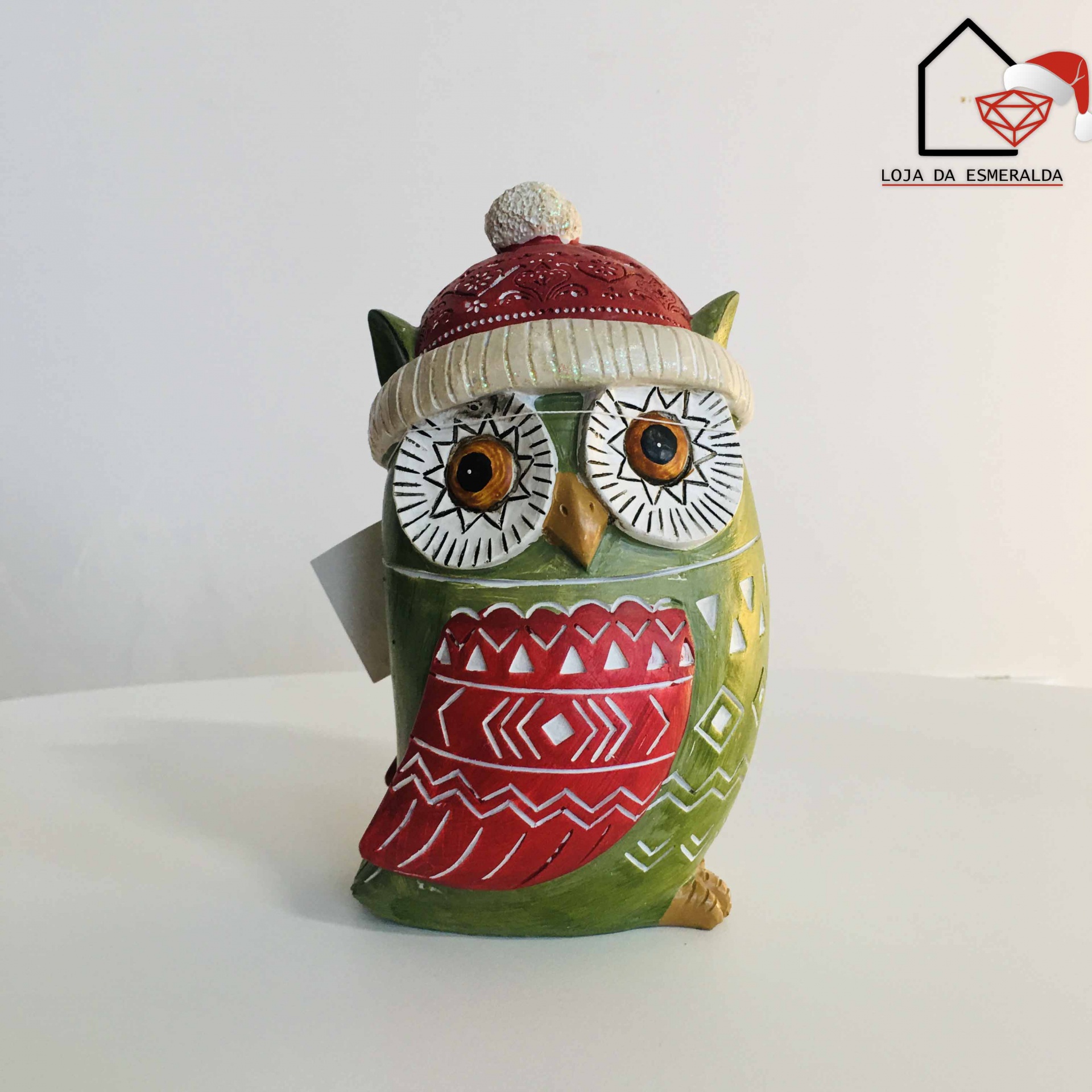 Coruja decorativa em cerâmica com gorro vermelho e detalhes geométricos