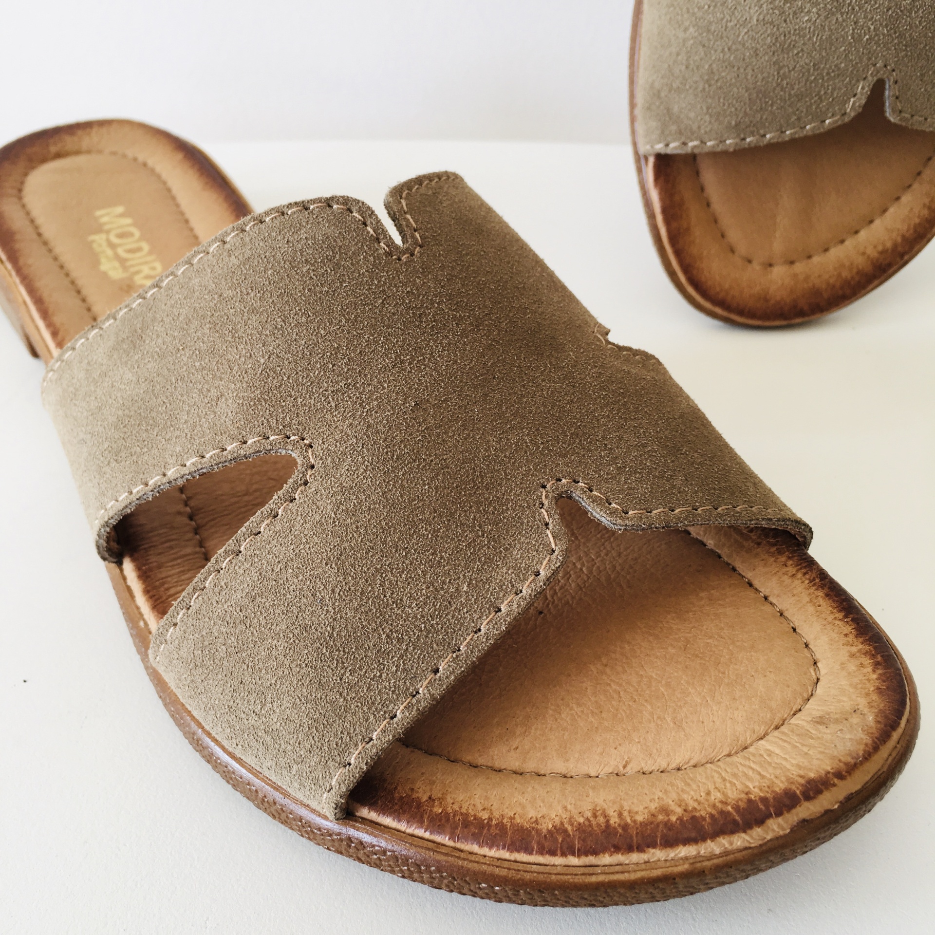 Chinelos de senhora castanhos em camurça com recorte em H