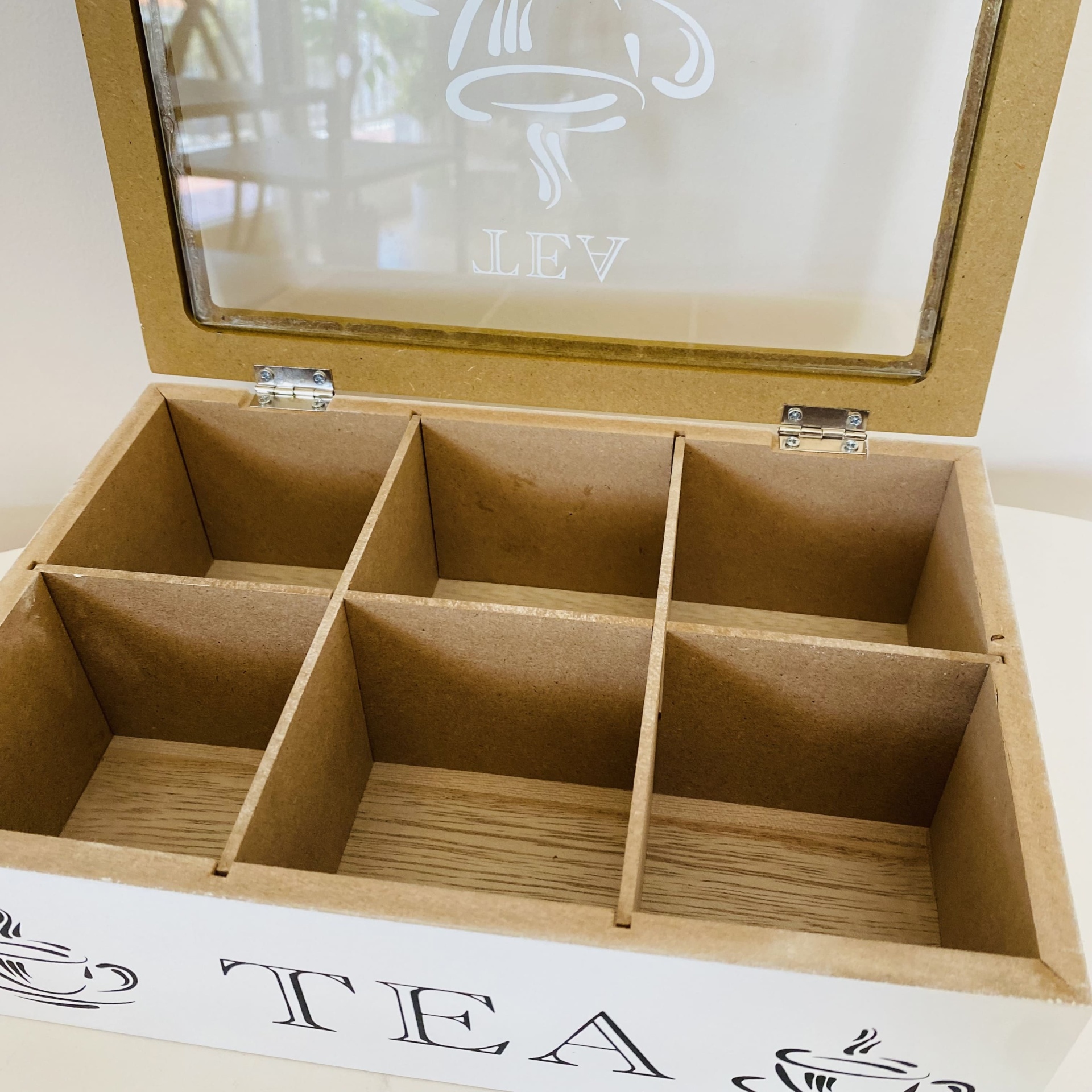 Caixa de chá de madeira branca com compartimentos e tampa de vidro