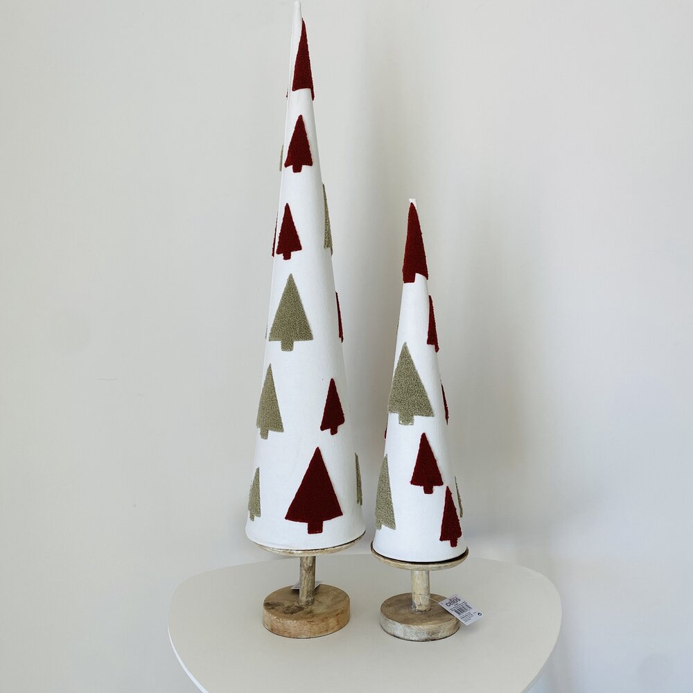 Duas árvores de Natal decorativas em tecido branco com padrões vermelhos e dourados em bases de madeira clara