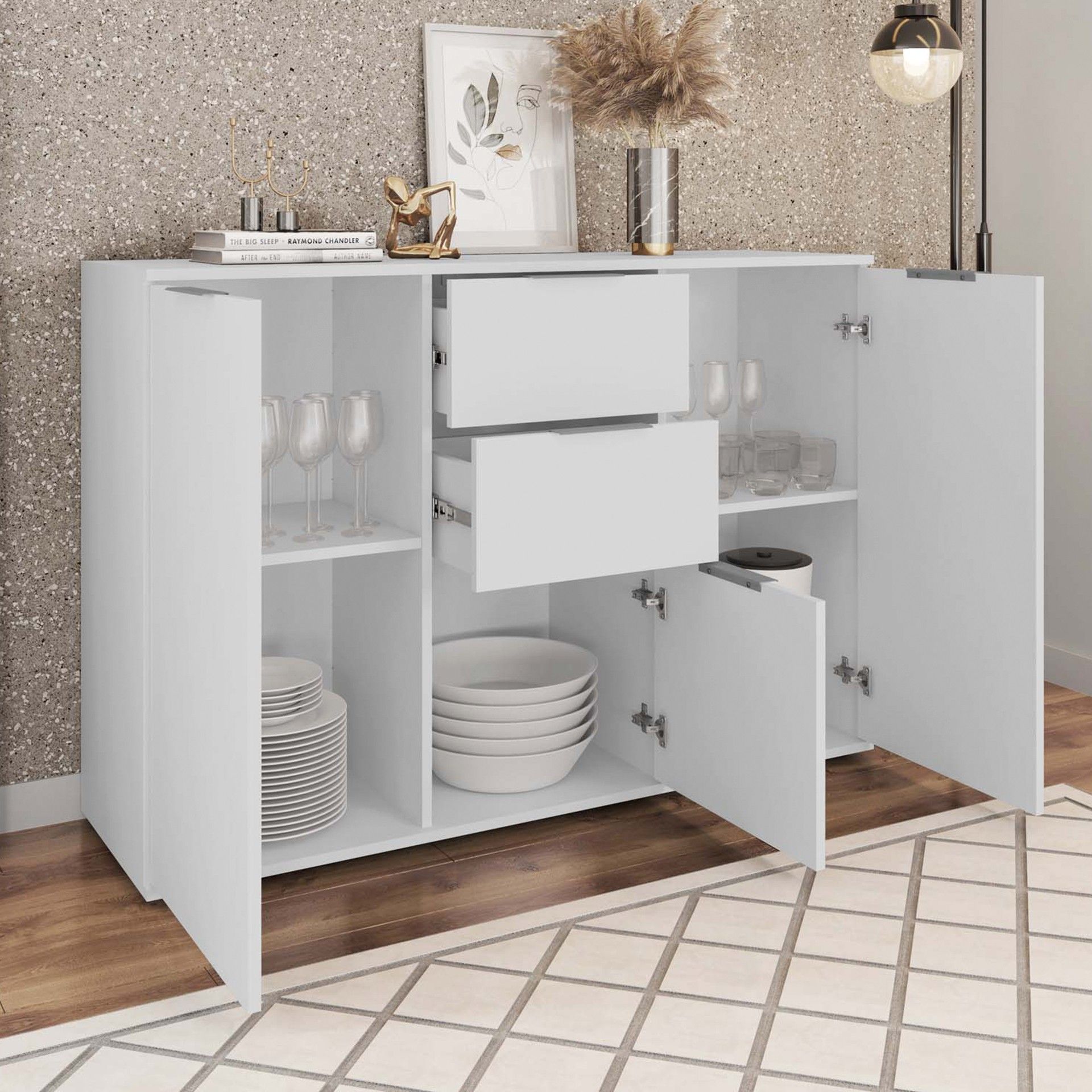 Aparador branco aberto com utensílios de cozinha e decoração num ambiente interior.