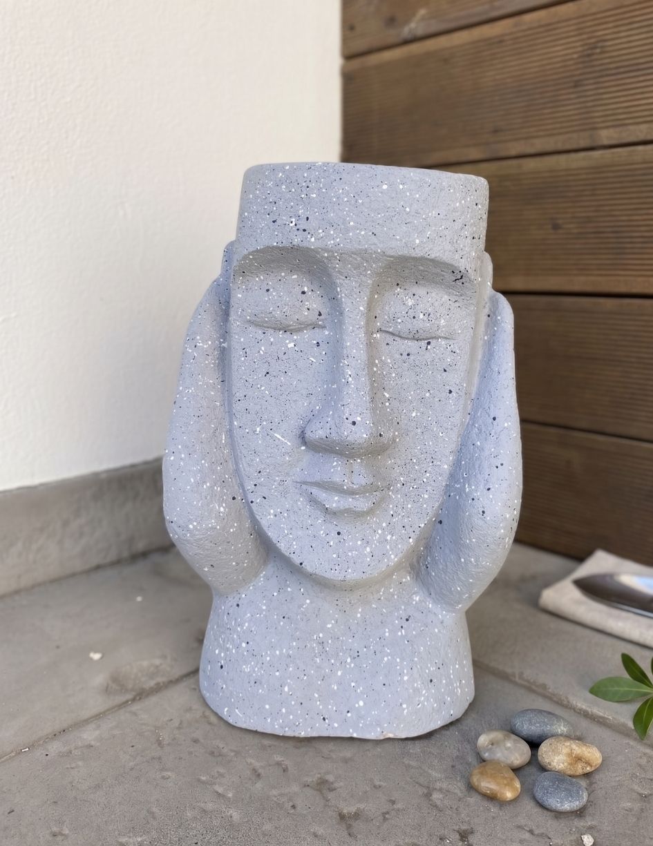 Vaso decorativo cinzento em forma de rosto com mãos segurando a cabeça