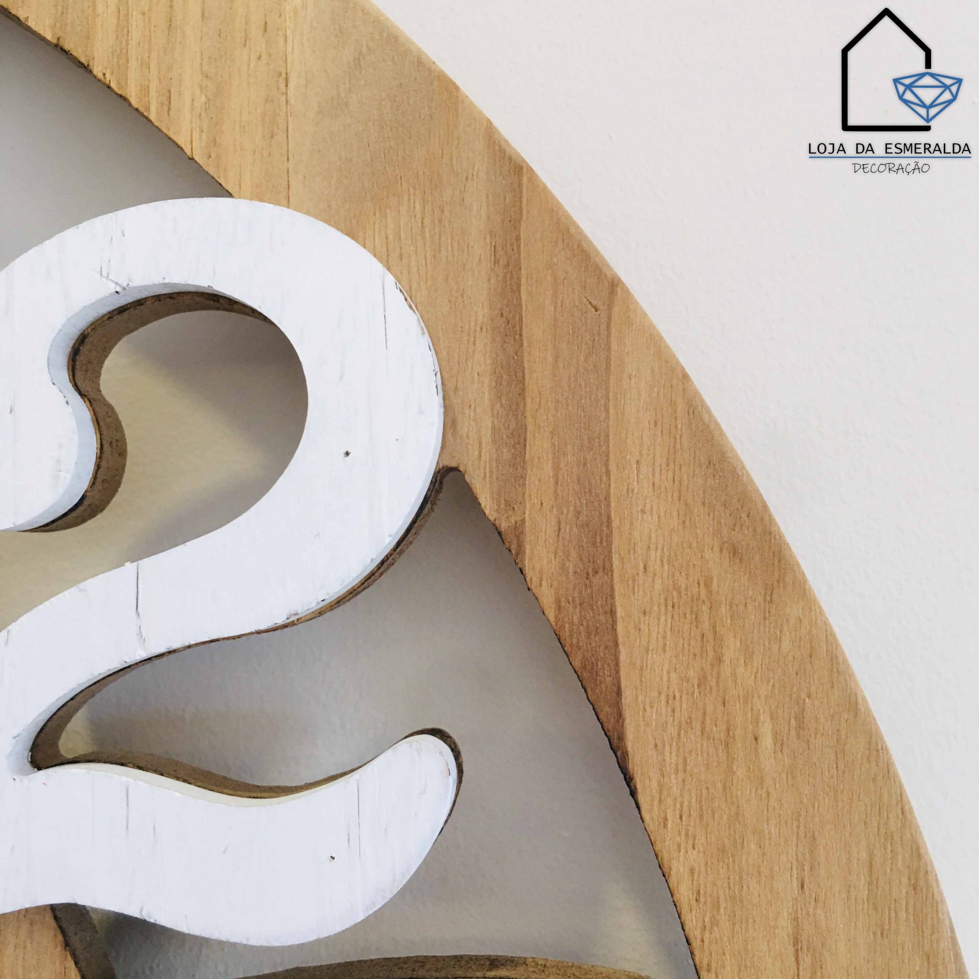 Placa decorativa redonda com número 2 em madeira e moldura de madeira natural