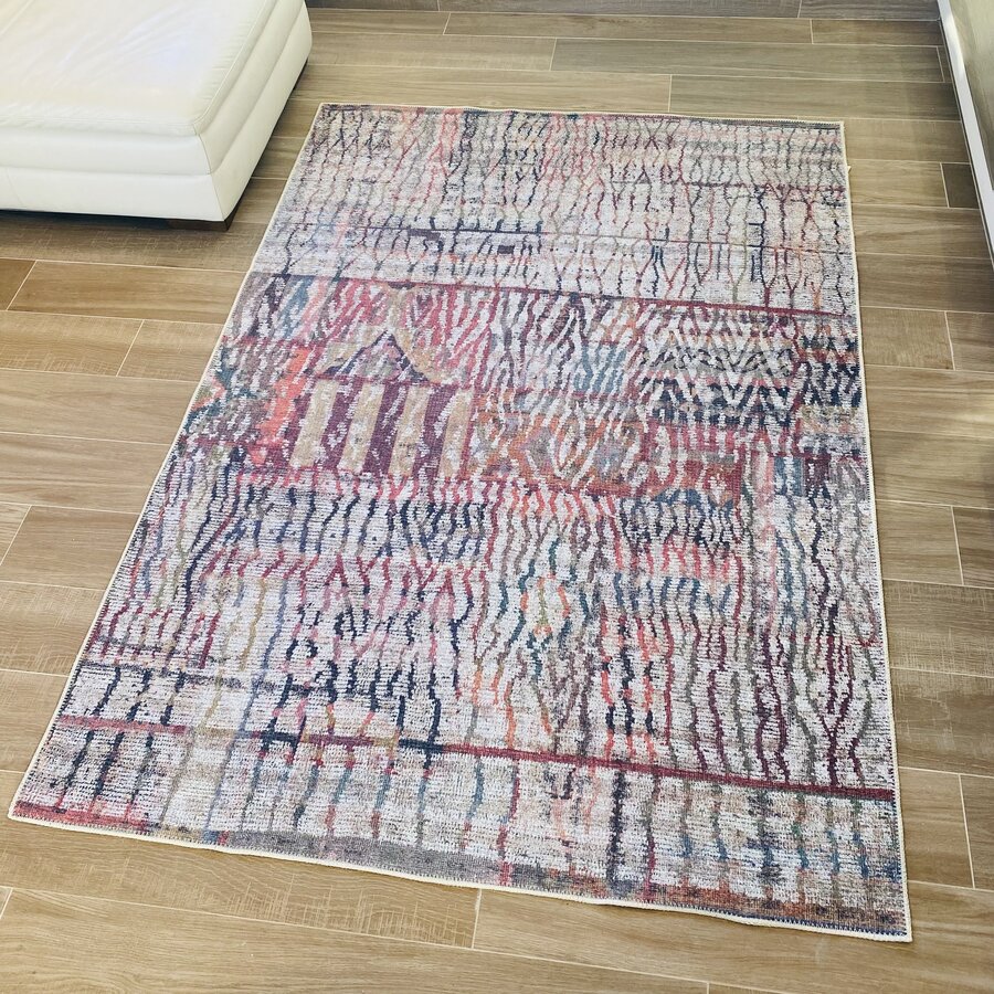 tapete decorativo retangular com padrão abstrato e cores variadas