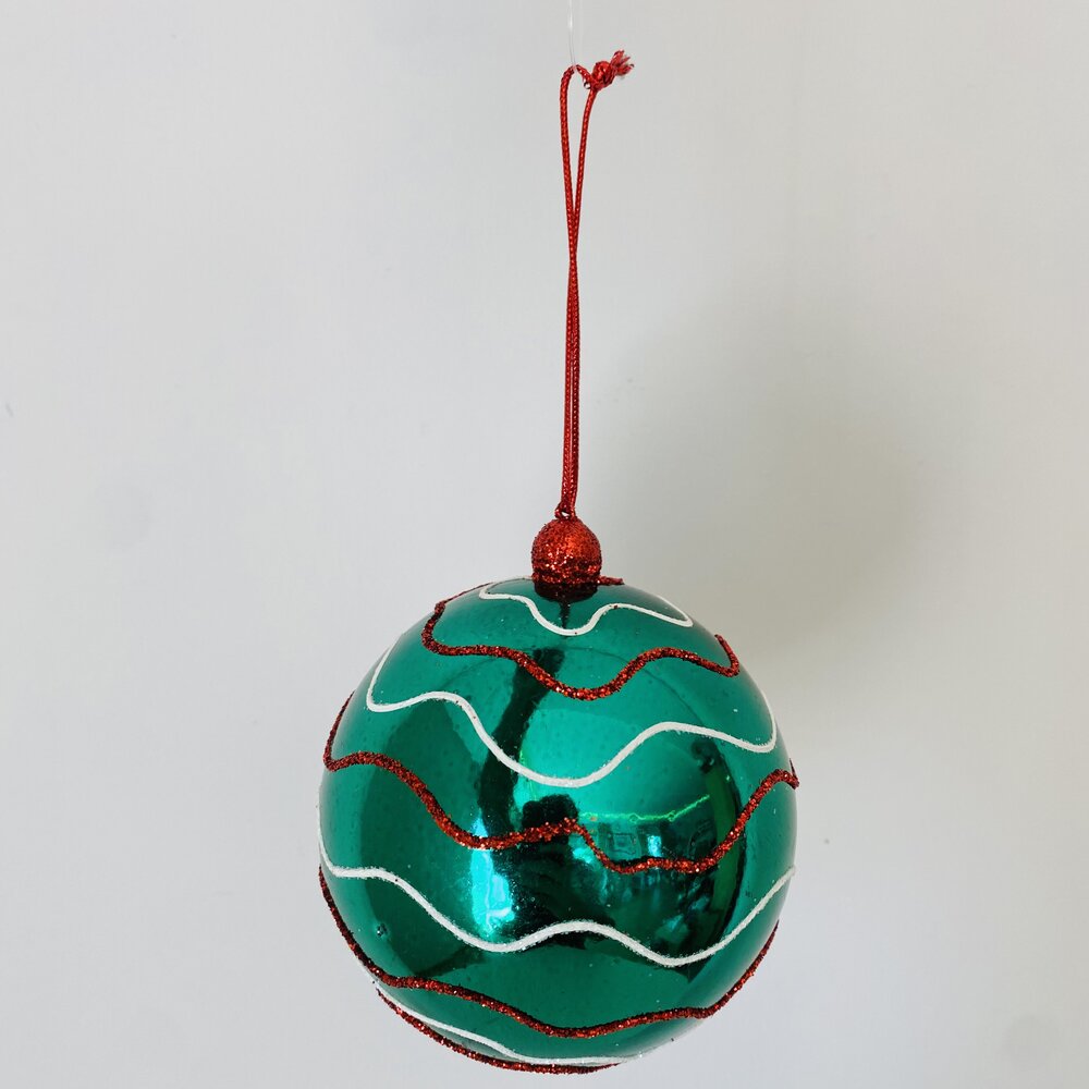 Bola de Natal verde metálica com linhas onduladas vermelhas e brancas