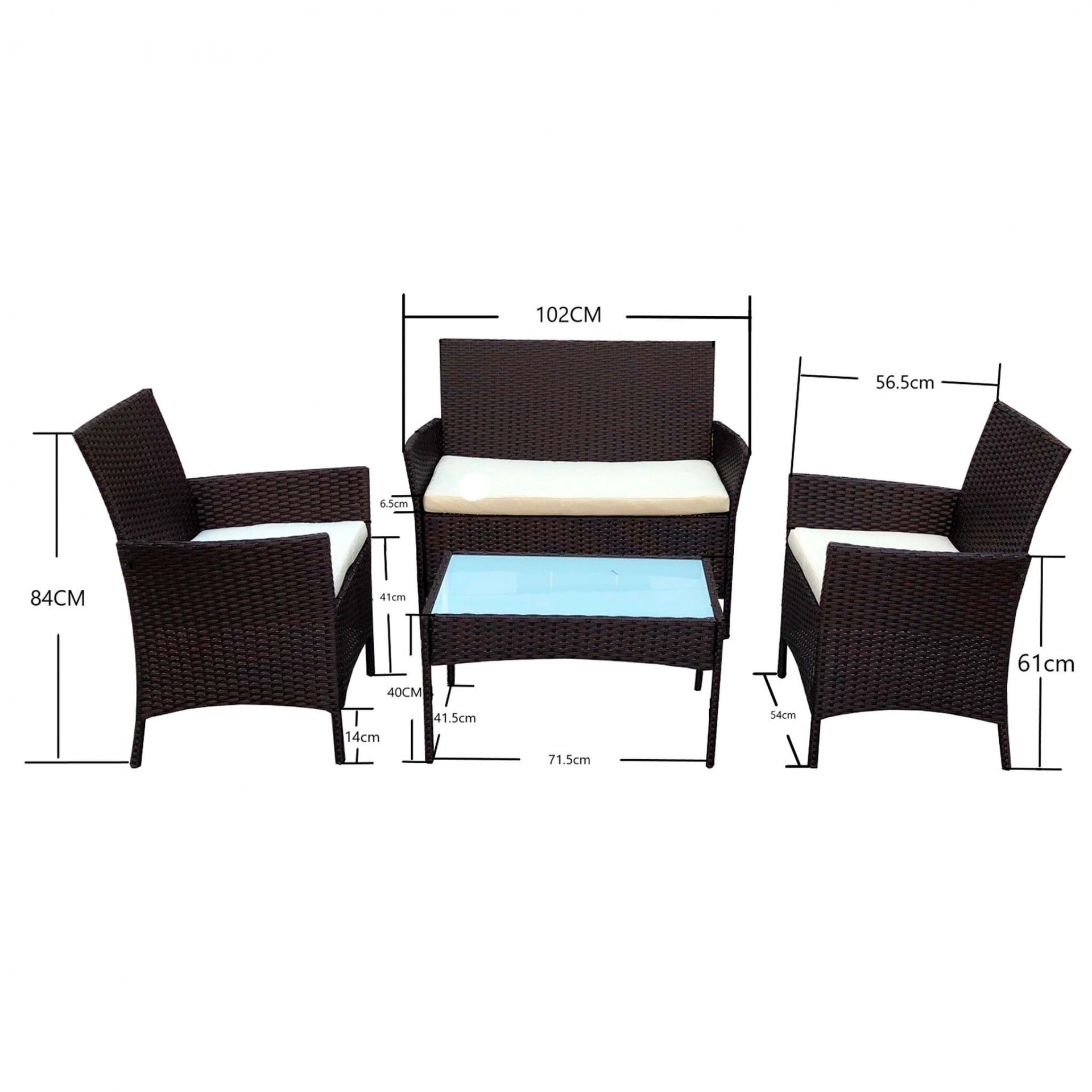 Conjunto de mobiliário exterior de rattan com cadeiras, sofá e mesa de centro.