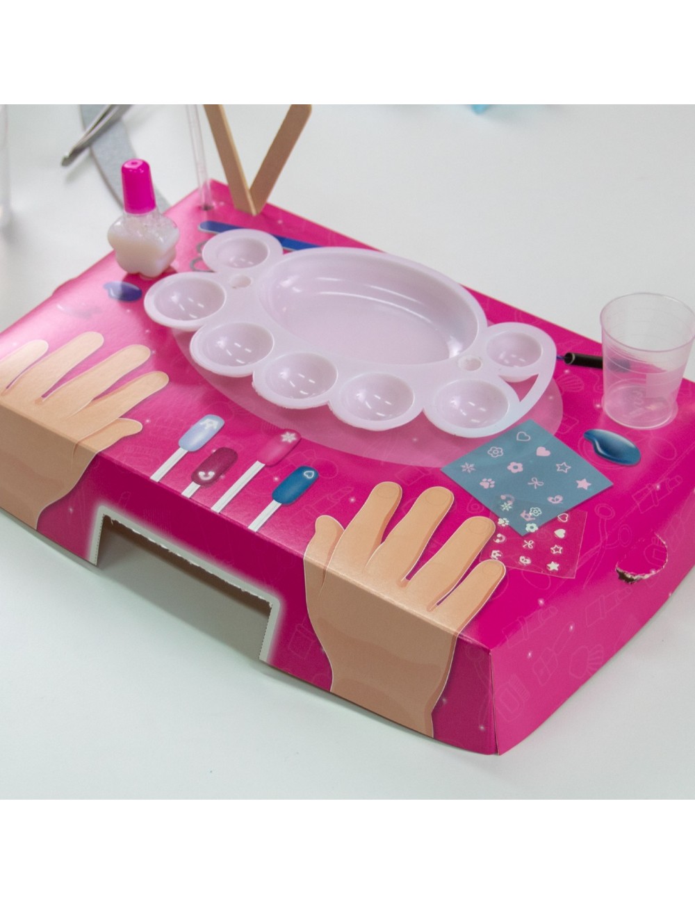 Suporte rosa com palete branca, verniz branco e copo de plástico para manicure