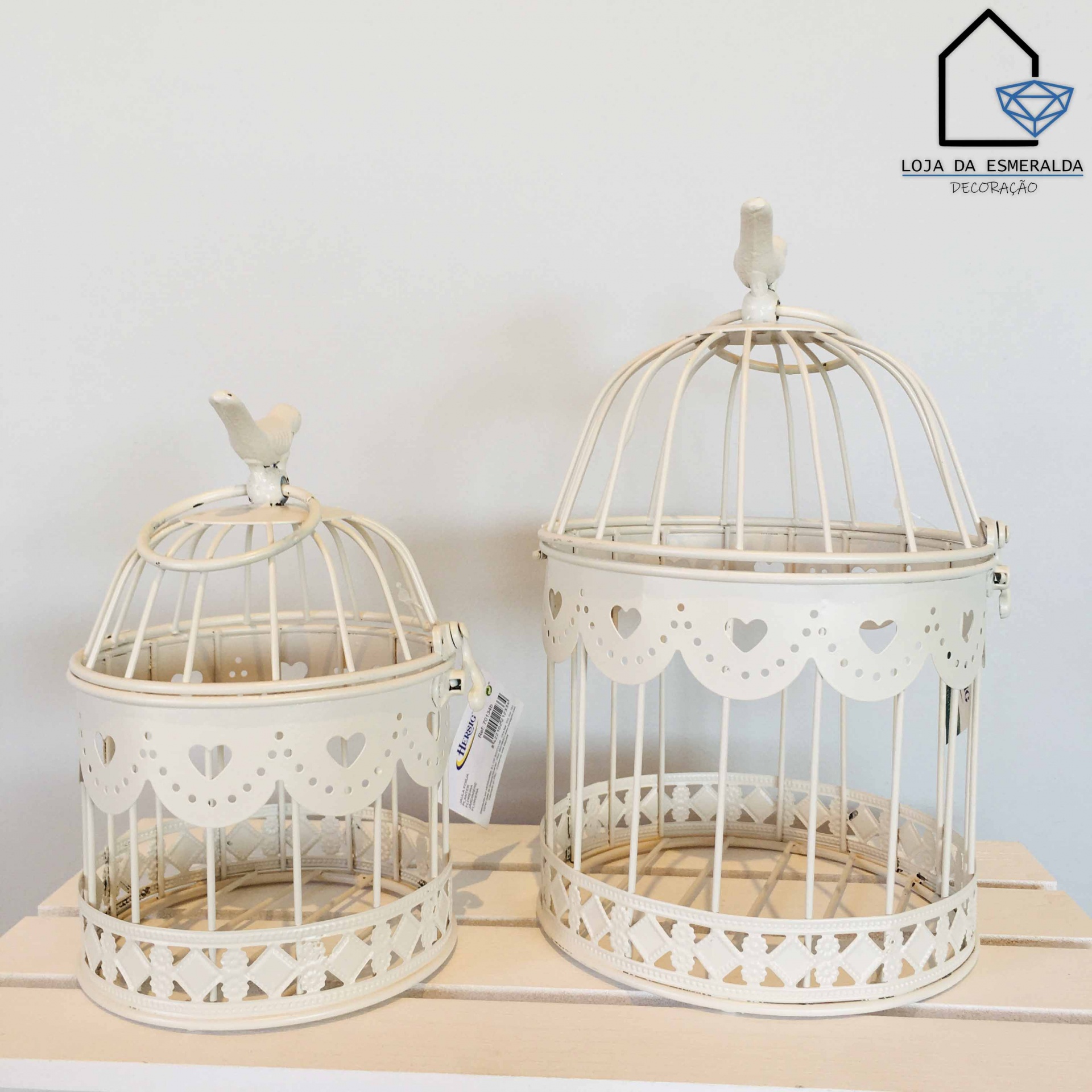 Duas gaiolas decorativas brancas em metal com padrões de corações