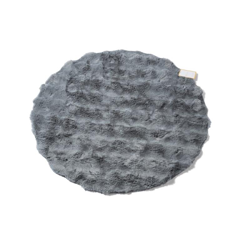 Tapete redondo cinzento peludo com etiqueta branca