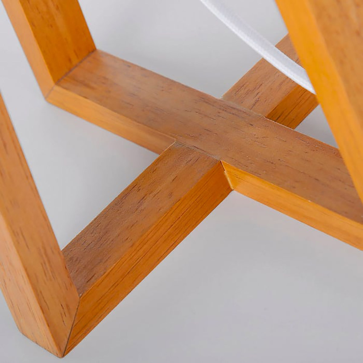 Base em madeira clara com padrão geométrico cruzado