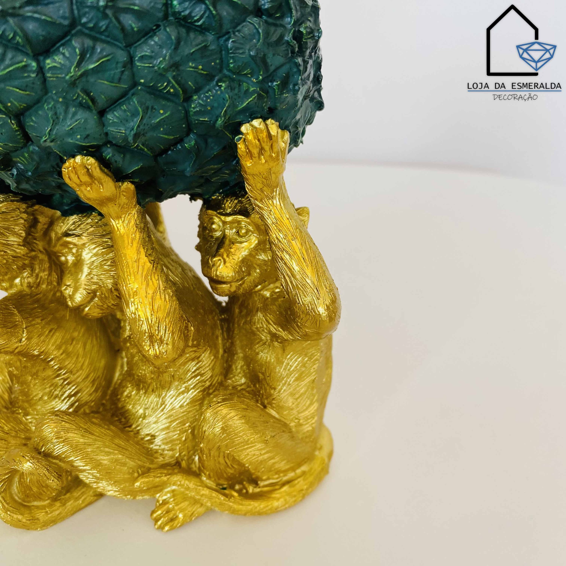 Escultura decorativa com macacos dourados e abacaxis verdes texturizados