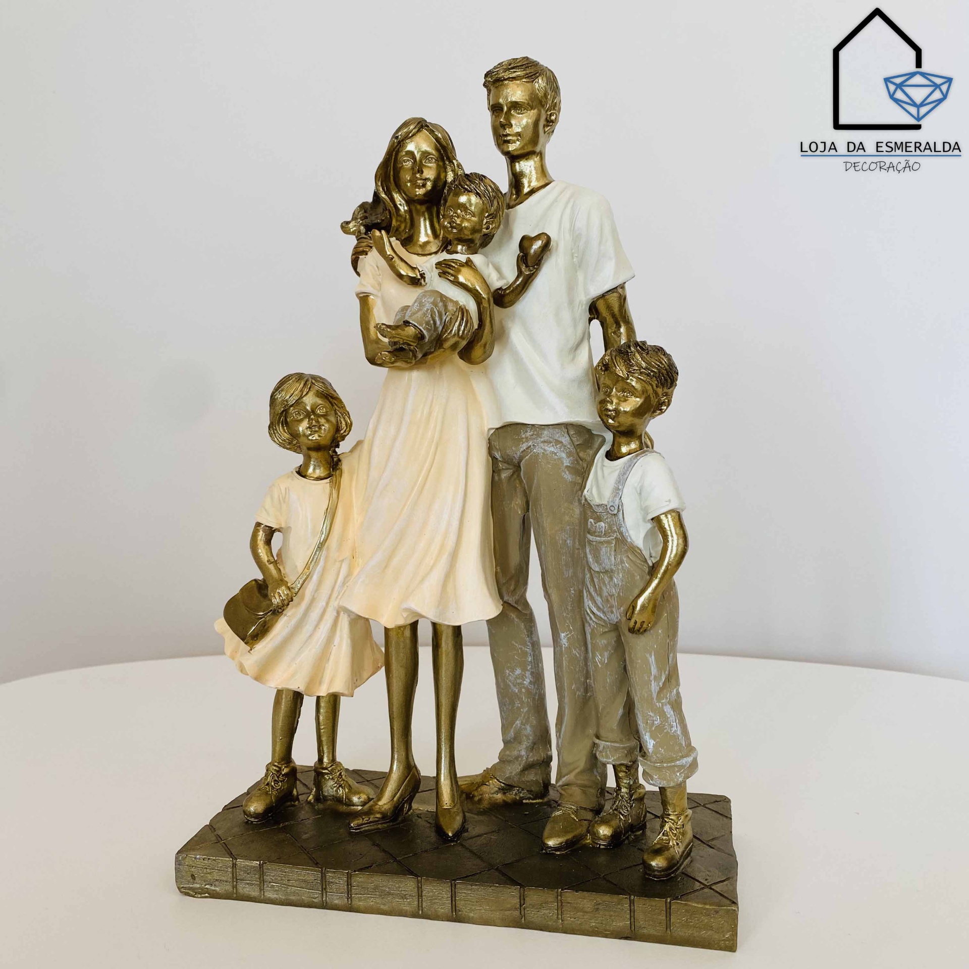 Estátua decorativa de família em resina dourada e roupas claras sobre base retangular