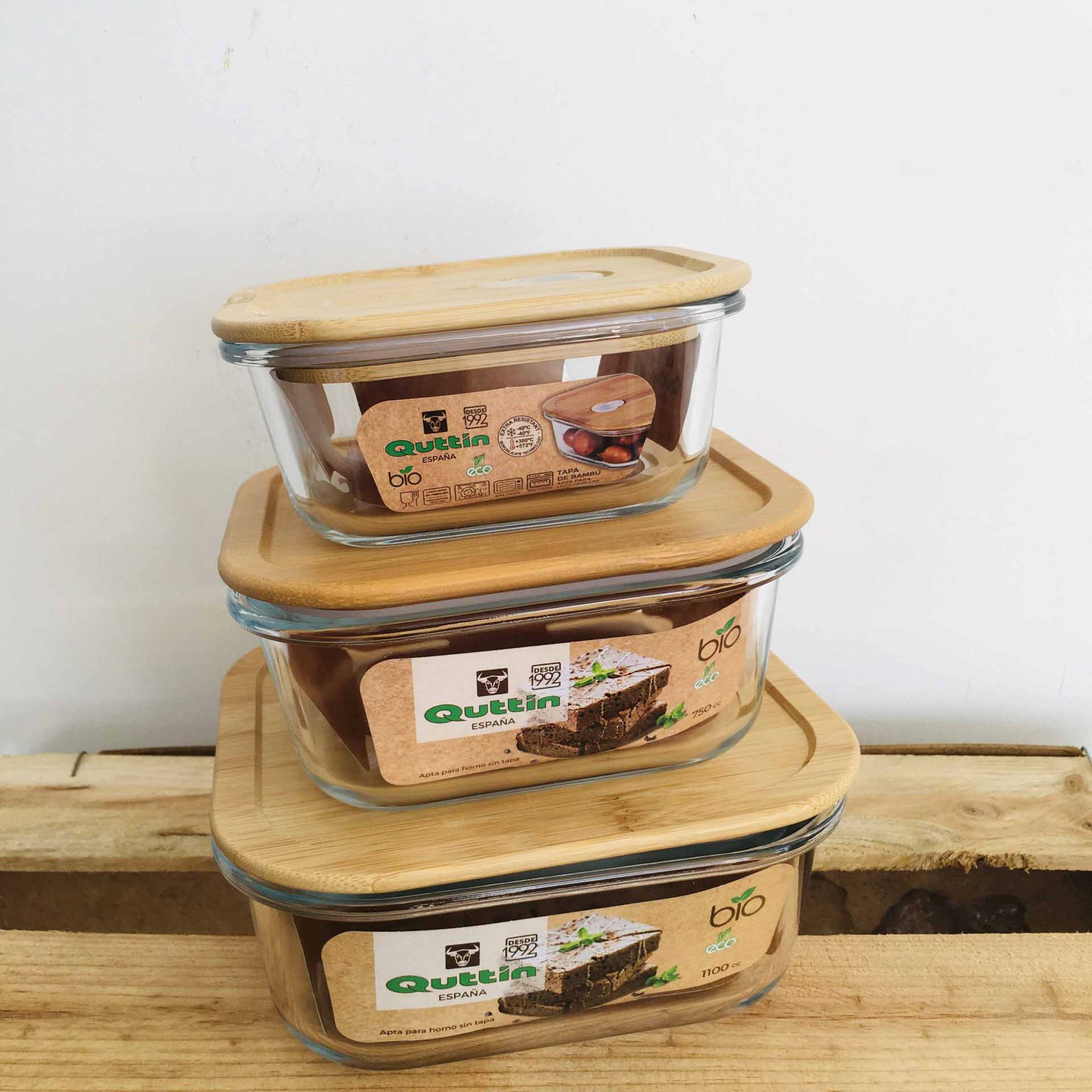 Recipientes de vidro com tampas de bambu empilhados