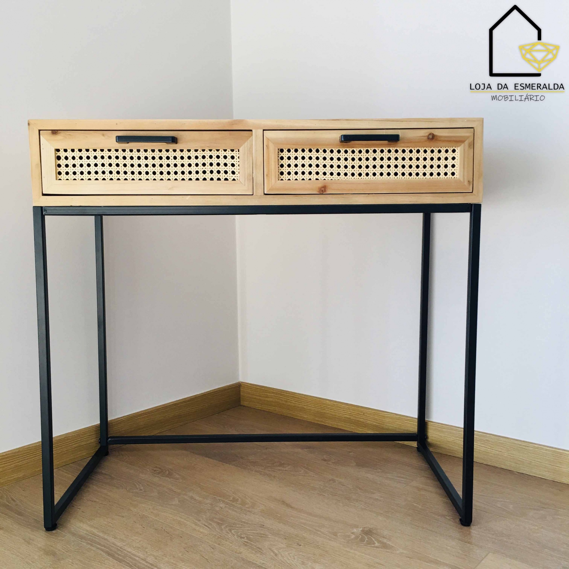 Mesa de apoio com tampo de madeira clara e gavetas com rattan perfurado, estrutura metálica preta