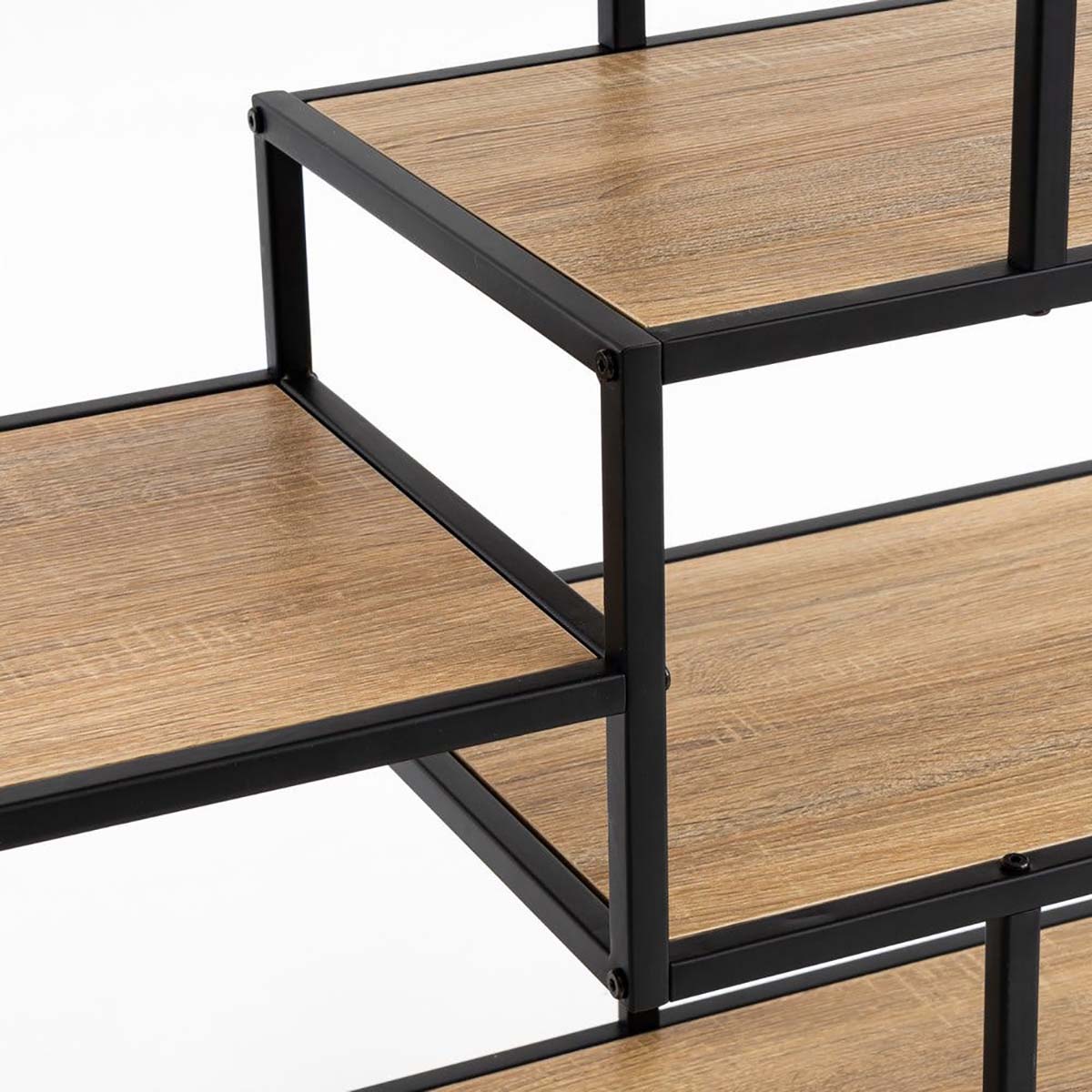 Prateleira com tabuleiros de madeira clara e estrutura de metal preta