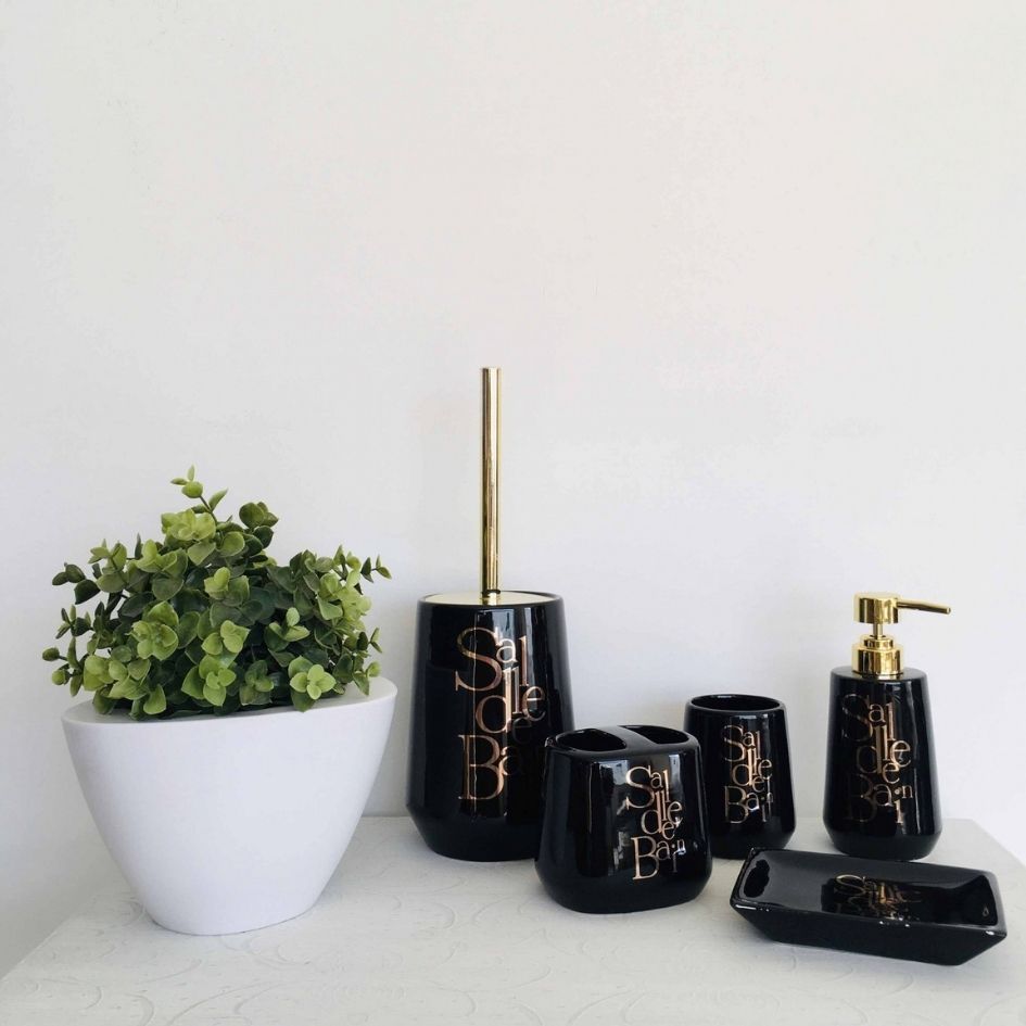 Conjunto acessório casa de banho cerâmica preta detalhes dourados texto Salle de Bain e vaso branco com planta verde