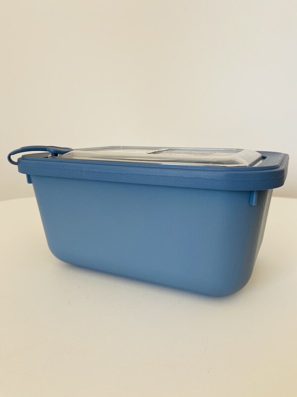 Caixa de plástico azul com tampa transparente, vista lateral