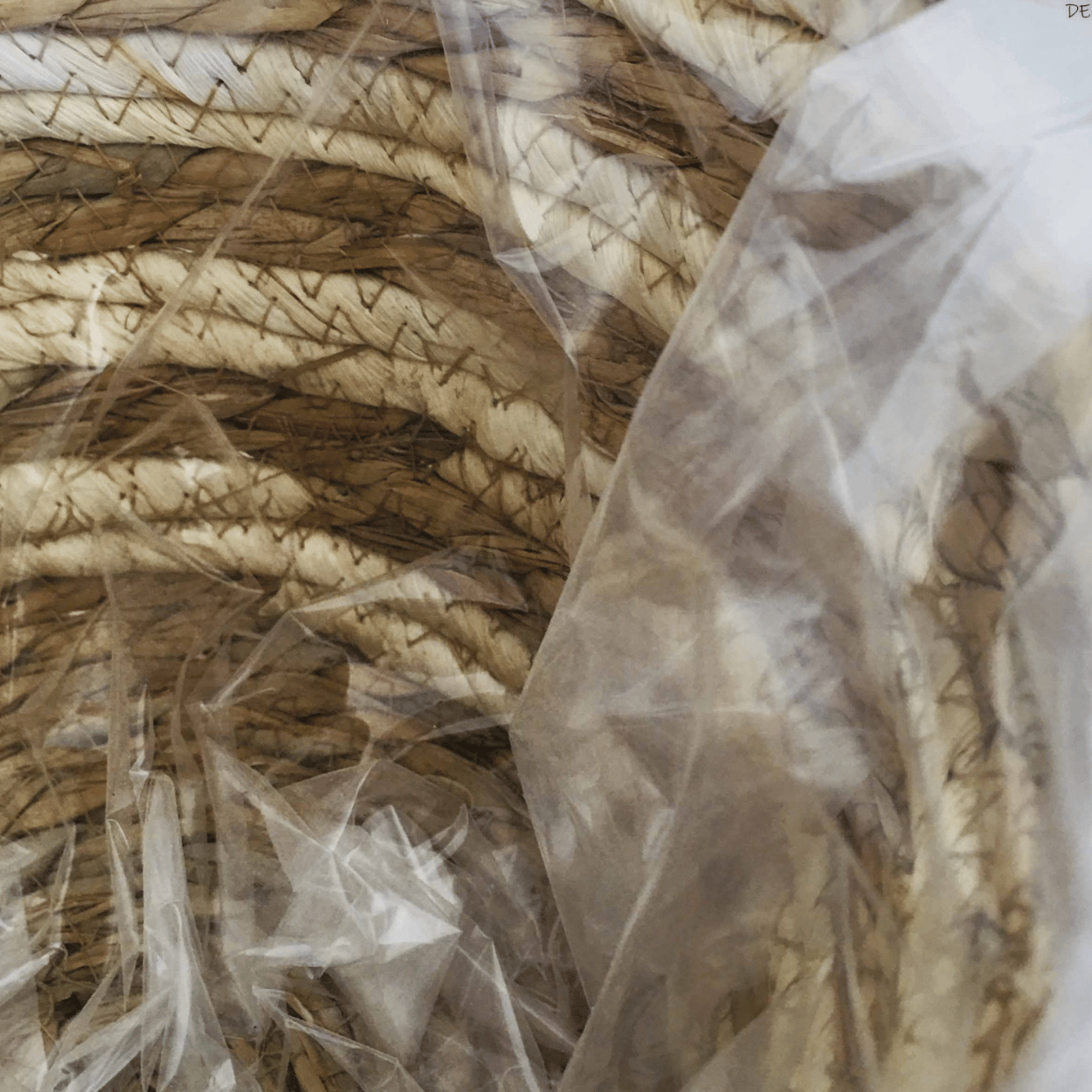 Cordão trançado bege e castanho embalado em plástico transparente
