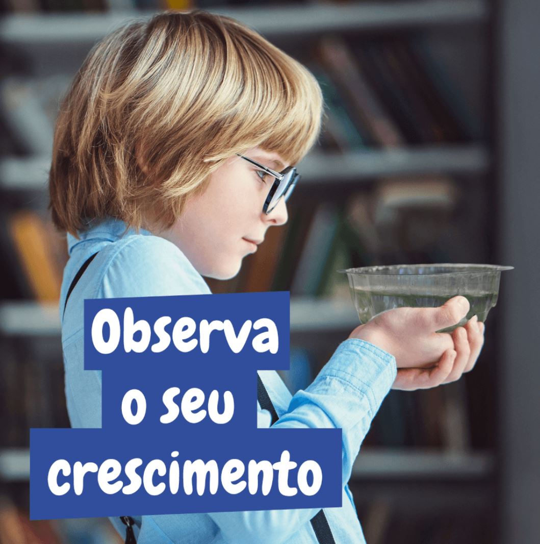 Criança de camisa azul segura recipiente transparente com água, texto 'Observa o seu crescimento'.