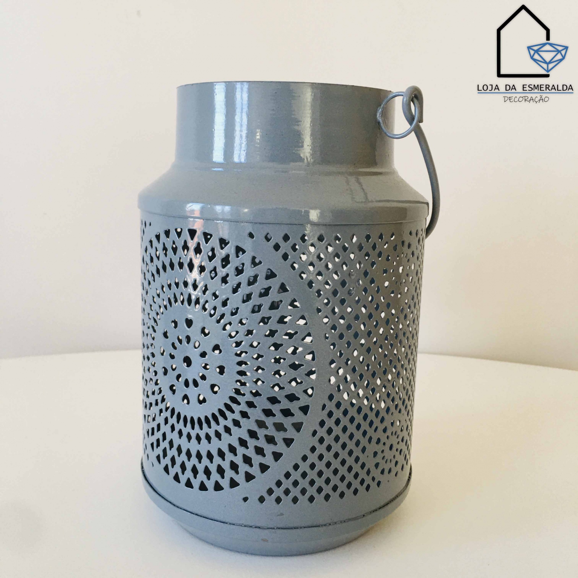 Lanterna decorativa cinza em metal com padrão circular perfurado e alça superior