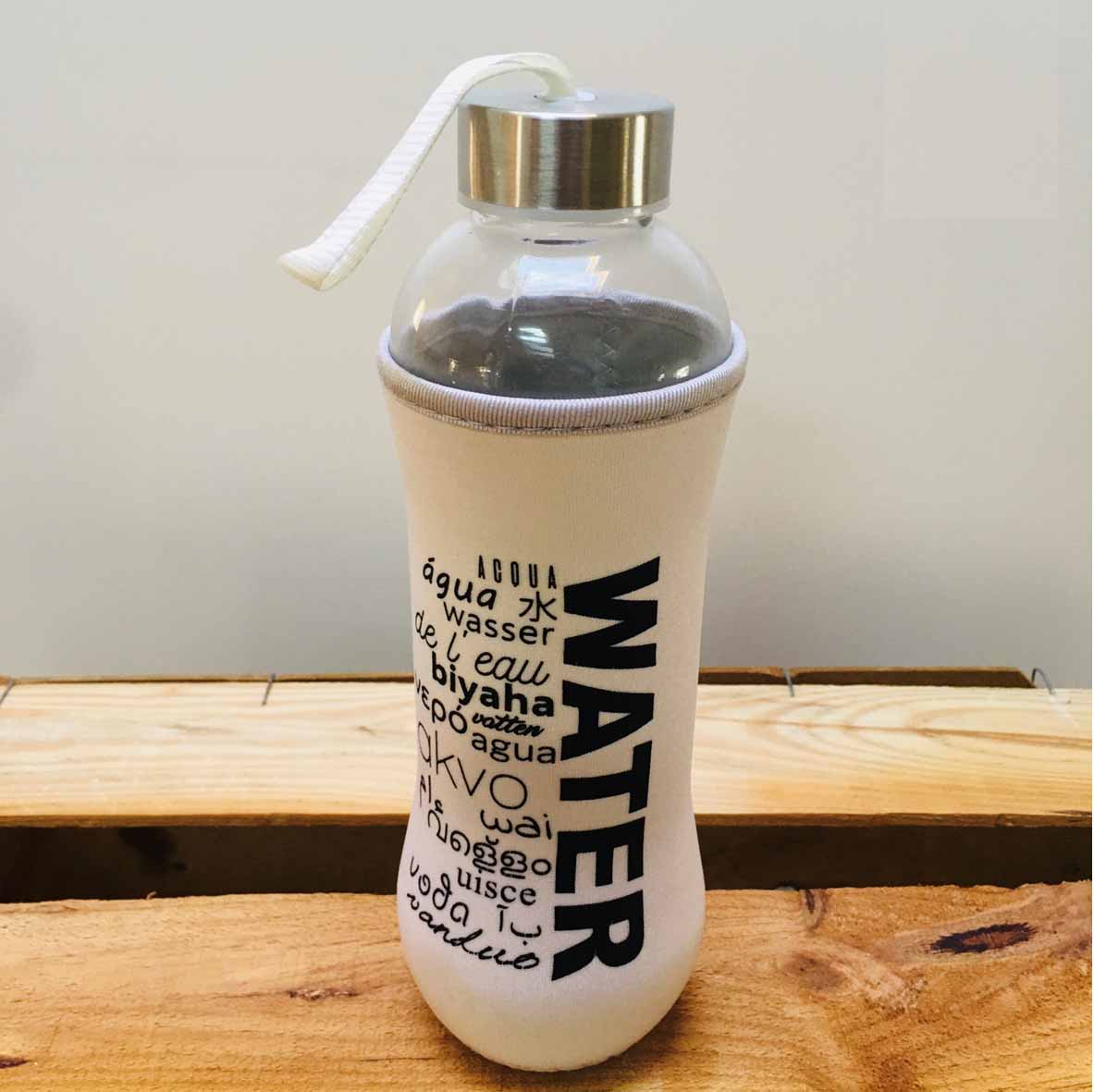 Garrafa de água com capa branca estampada com palavras relacionadas à água