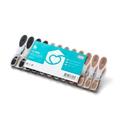 Conjunto de 12 prendedores de roupa em plástico, seis cinzentos e seis bege, com embalagem azul e branca