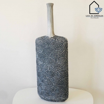 Vaso decorativo em cerâmica preto e branco com padrão de ondas