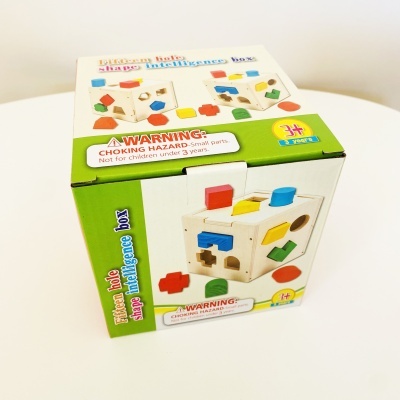 Caixa infantil de madeira para encaixar formas coloridas com aviso de perigo de asfixia