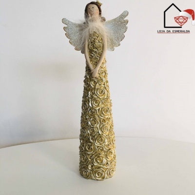 Anjo decorativo dourado com asas brancas e textura de rosas