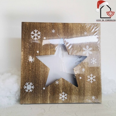 Caixa de madeira com janela em estrela e flocos de neve