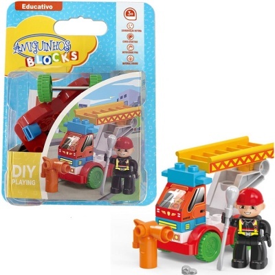 Brinquedo educativo Amiguinhos Blocks com carrinho, boneco e ferramentas em embalagem azul claro
